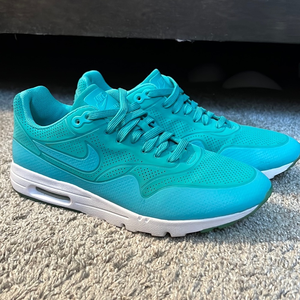 Nike Air Max, size 9, sea foam green and white